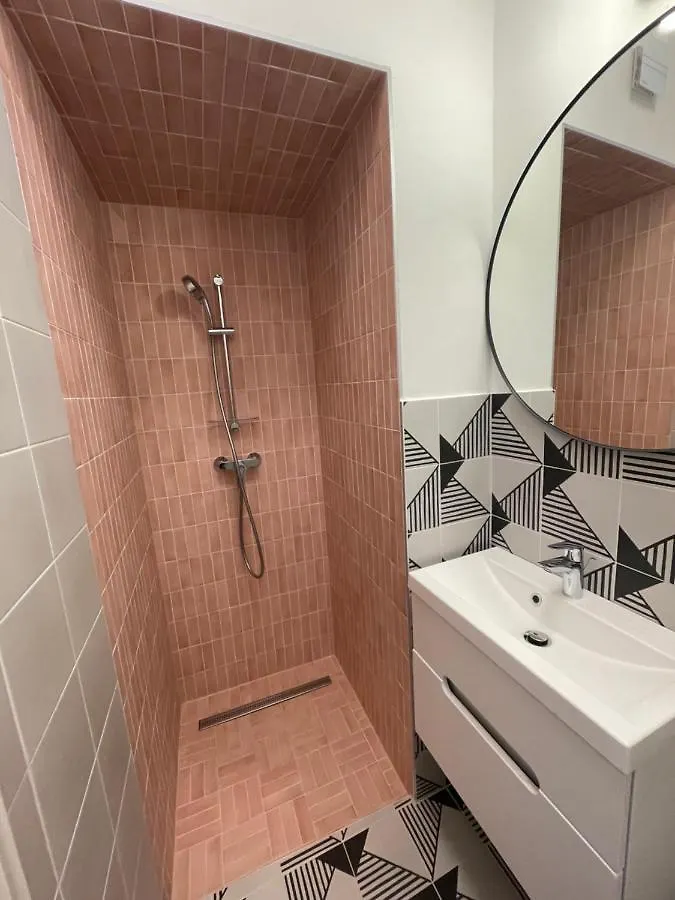 Studio 5 بودابست 0*,  المجر