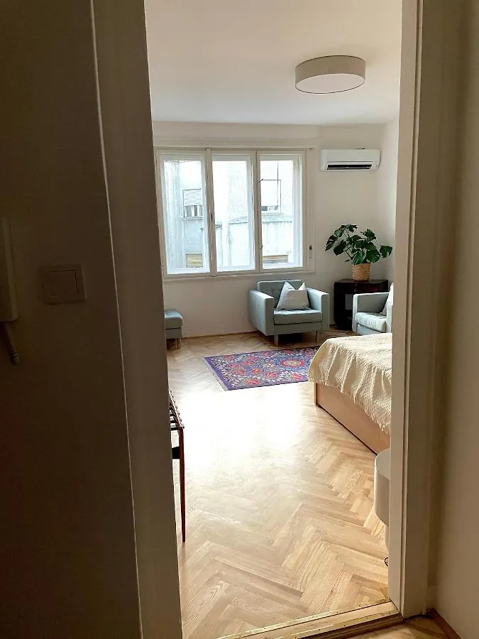 Studio 5 بودابست 0*,  المجر