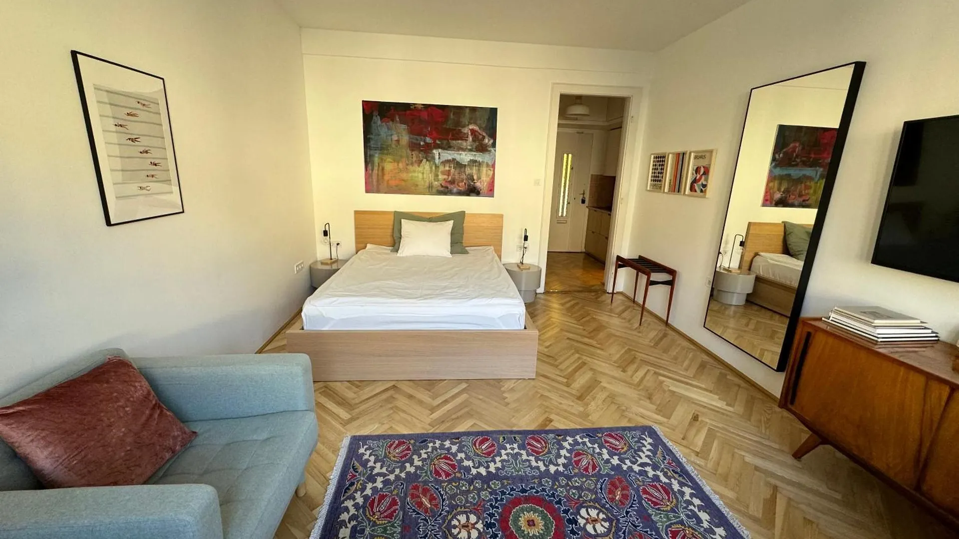 Studio 5 Budapest 0*,  Hungary